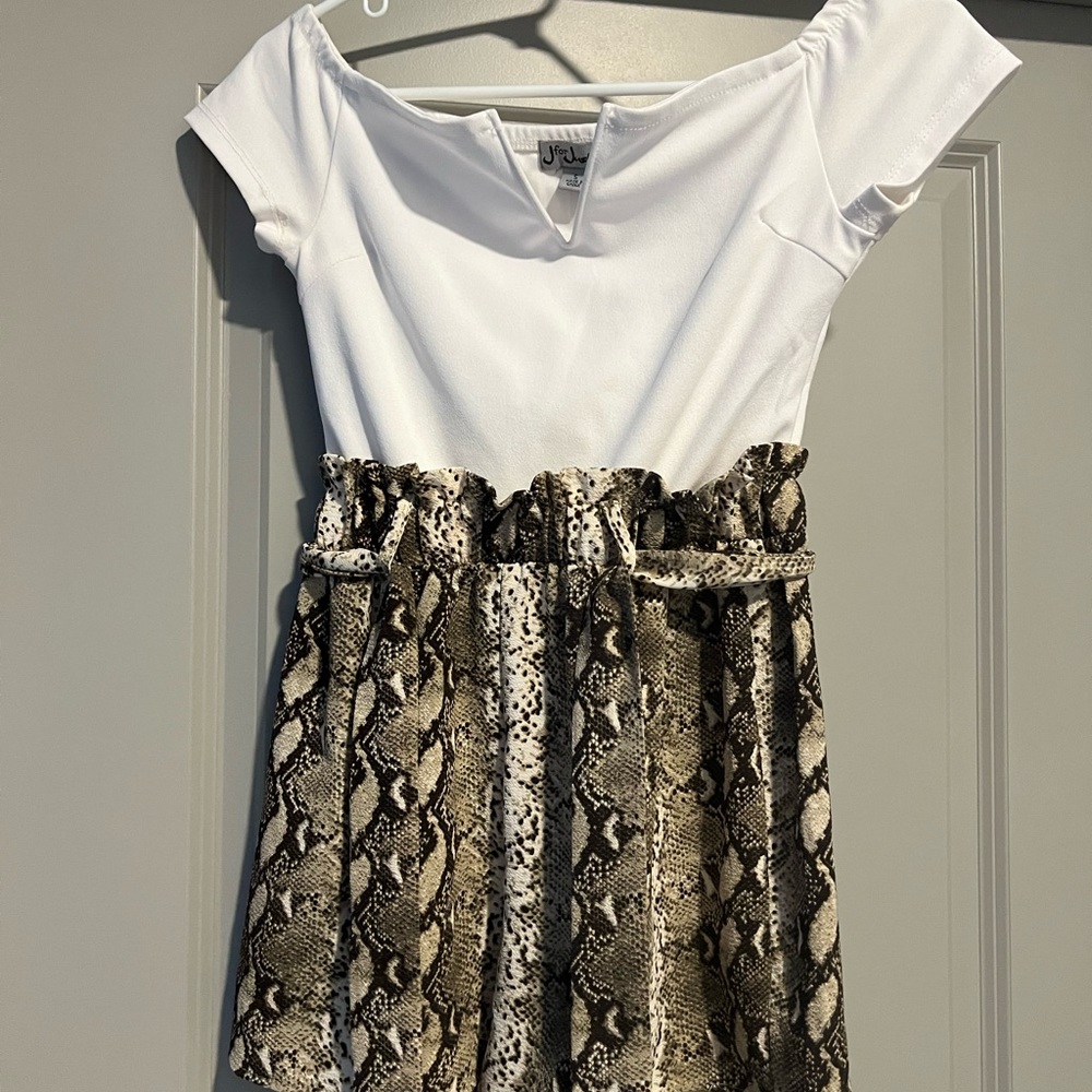 J for justify romper